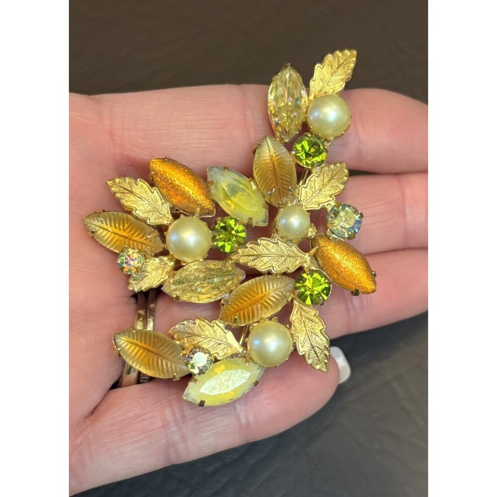 VTG KRAMER UNSIGNED FRUIT SALAD RHINESTONE MOLDED LEAVES FAUX PEARL BROOCH PIN